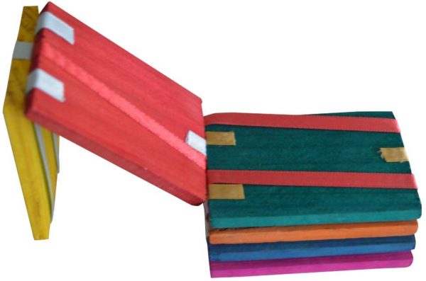 A simpe and fun mexican toy, elaborated by hand with wood and ribons, that estimulates the creativity for your children